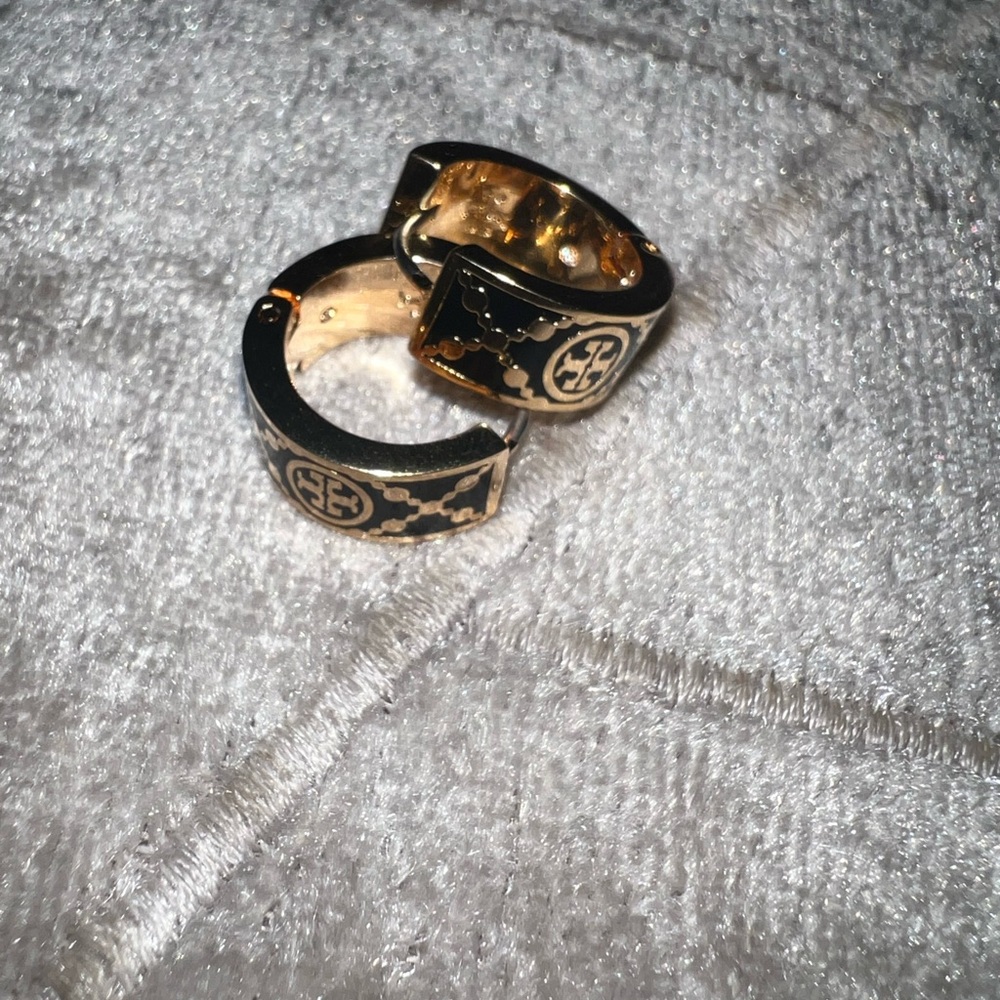 TORY BURCH SMALL T MONOGRAM HOOP EARRING 🖤 - Picture 2 of 3